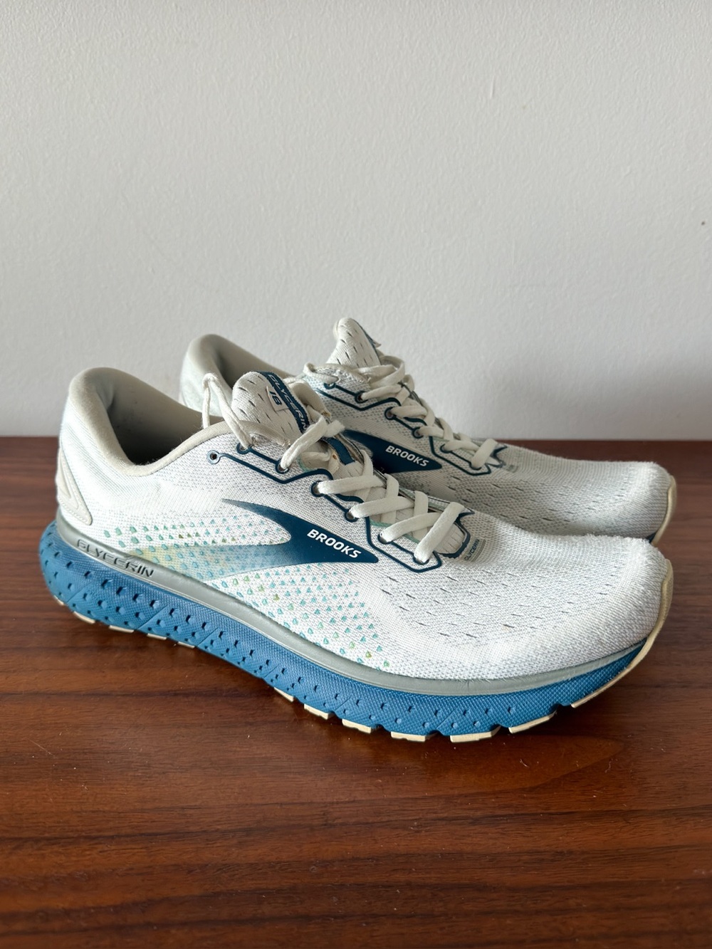 Brooks Glycerin 18 Men’s Size 10 Running Shoes White Blue Athletic 1103291D178